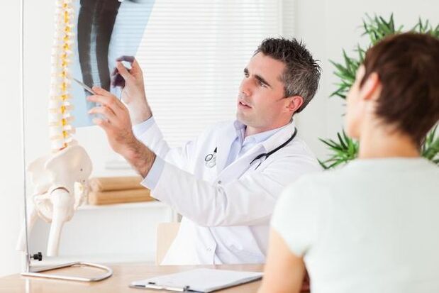 az orvos megmutatja a gerinc sérülését a nyaki osteochondrosis miatt